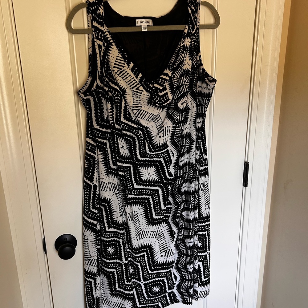 Jones Studio Black and White Geometric Midi Dress